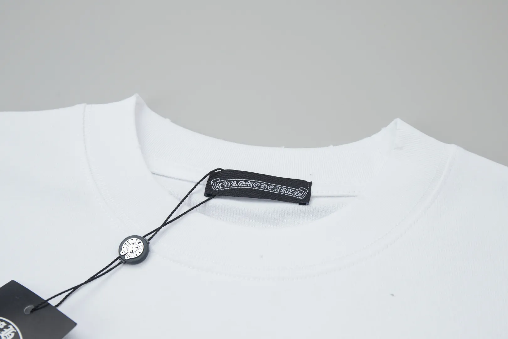 🅿️220 ✨CH✨🆕25SS Spring and Summer New Style Croix Heart ✝ Shelf logo patch hot rhinestone short sleeves Light luxury essential item for daily commuting for men and women Correct version Welcome to compare Detailed features · 260g 100% pure cotton double yarn jersey fabric · Special thickened 32 pieces of double-stranded 1X1 thread in the same vat · Double-needle stitching across seams · Original main mark, washed tag, brand moisture-proof paper packaging Color: white/black/grey Size: S/M/L/XL